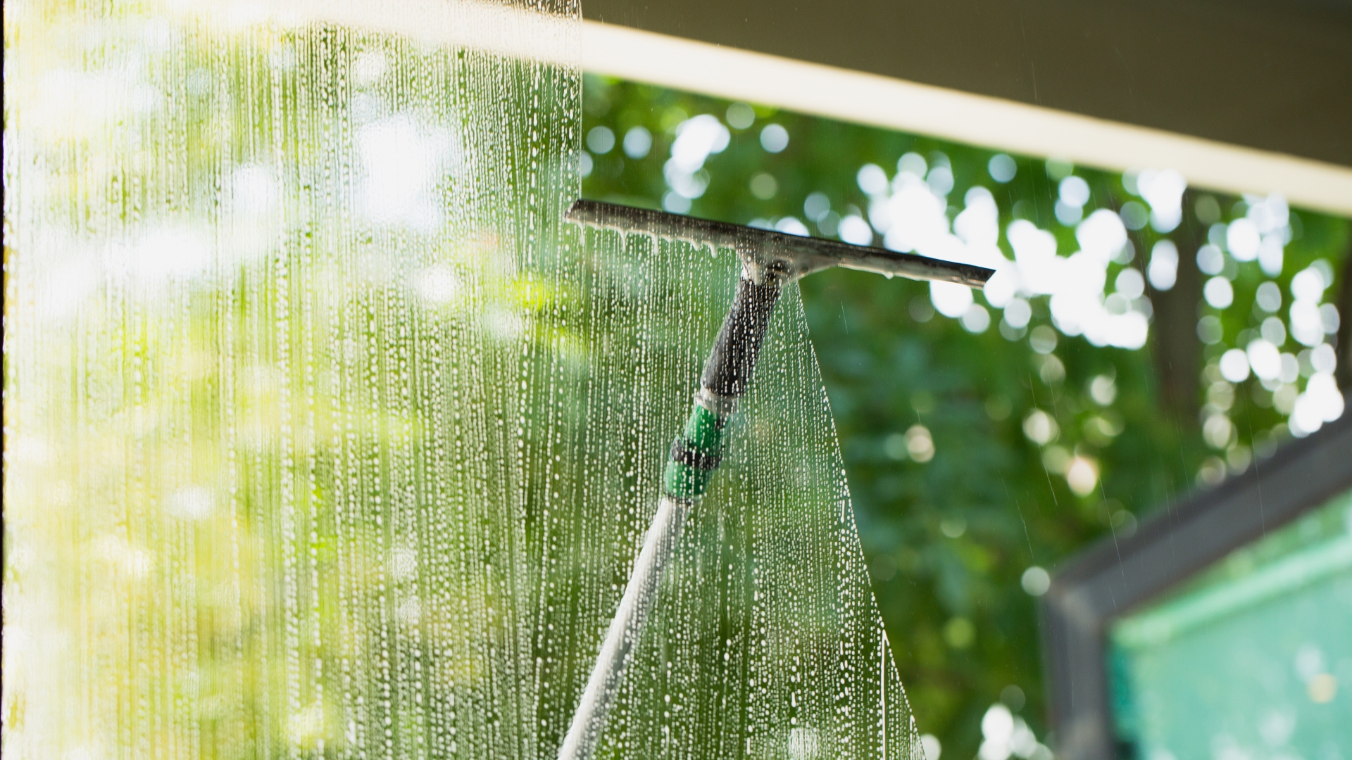 A window that has rain coming down on it